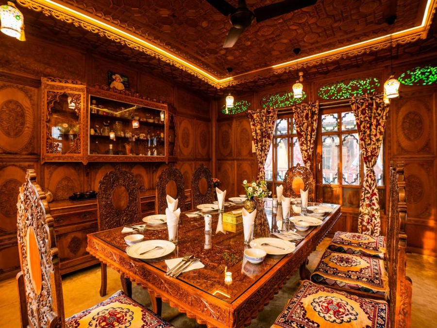 moustache houseboat srinagar
