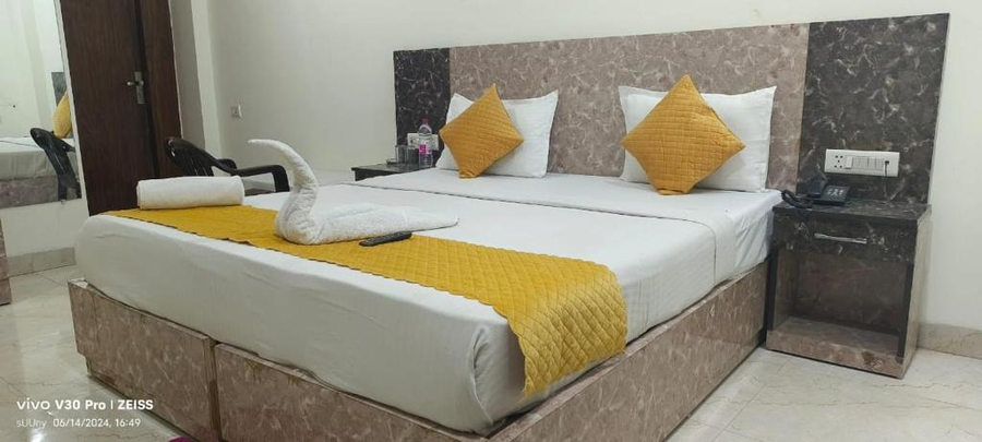 hotel gold stays near delhi airport