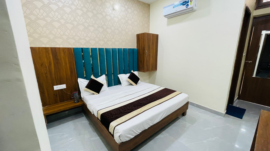 Hotel Av Grand,Hussianpura Chowk,3 star