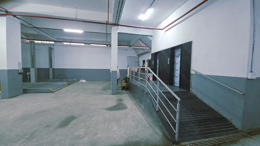 Hotel The Golden Oaks,New Shahupuri,3 star