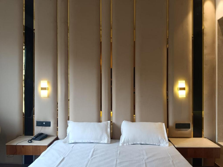hotel maharaja crest