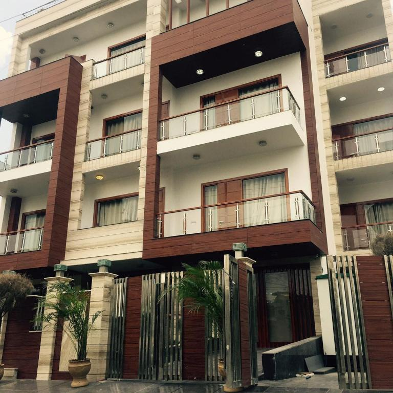 hotel platinum palace near medanta hospital sector 38