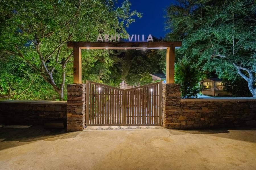 Abhiraj Villa,,3 star