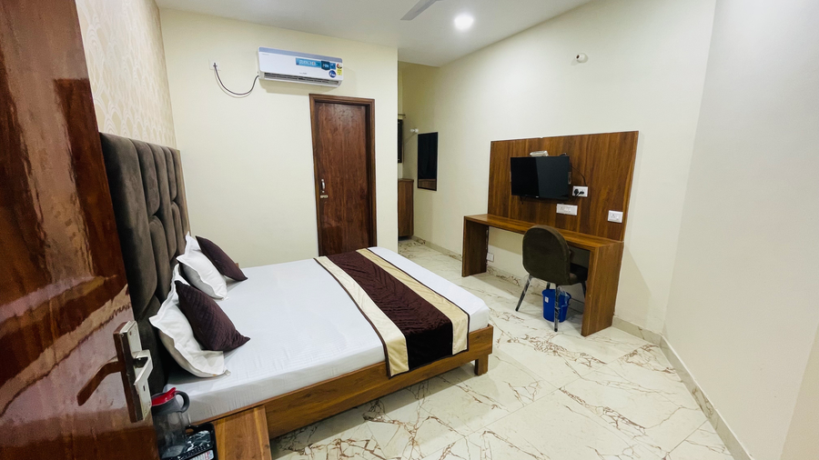 Hotel Av Grand,Hussianpura Chowk,3 star