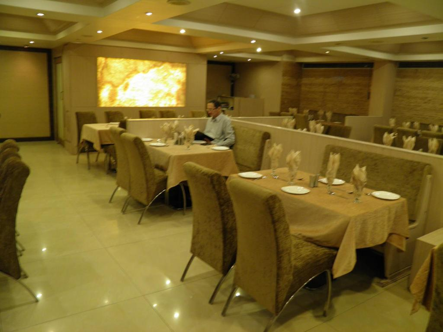 Hotel President, Pure Veg,R.N.T. Marg,3 star