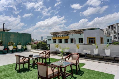 Blue Neck Hotel Sector -47,Medanta Medicity Area,3 star