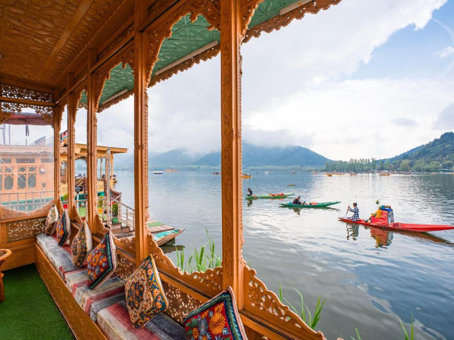Moustache Houseboat Srinagar,Dal Lake,3 star