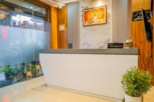 Hotel De Grand Dwarka,,2 star