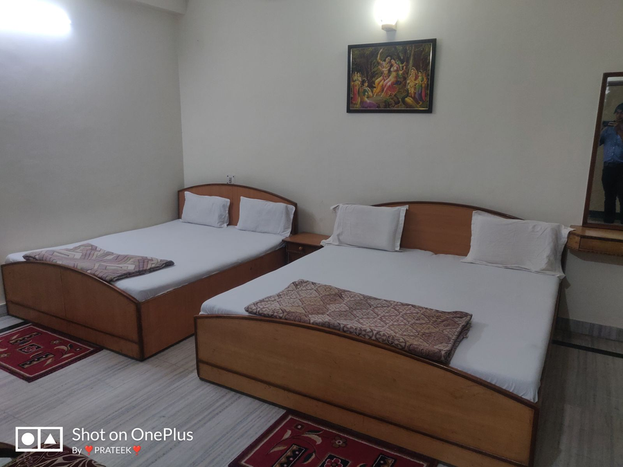 Giriraj Kripa,Vrindavan,3 star