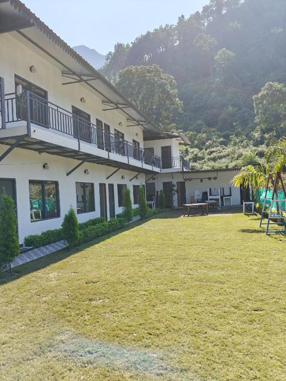 Qcent Bairagarh Resort,,3 star