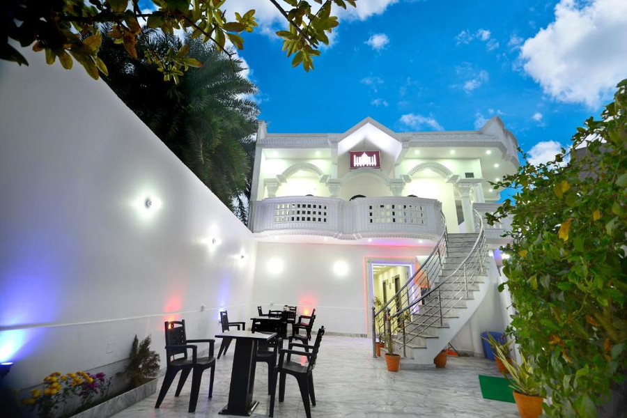 Taj Square A Luxurious Family Homestay,Belanganj>>Agra,3 star