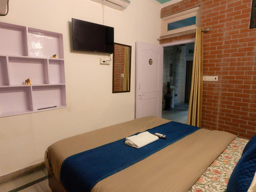 the pink chapter hostel jaipur