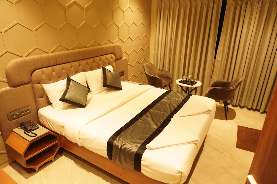 Hotel Regalia Suites,Dighe,3 star