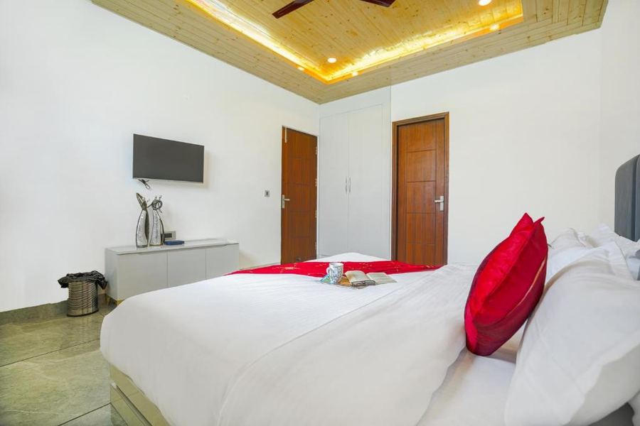 alaya stays 3 bhk apartment with hill view cliff trident