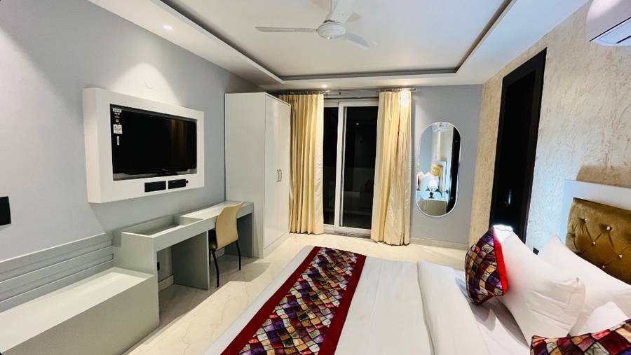 hotel vs residency medanta sec 46