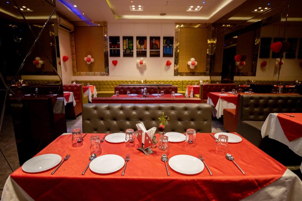 Hotel Redwings Castle,Panvel,3 star