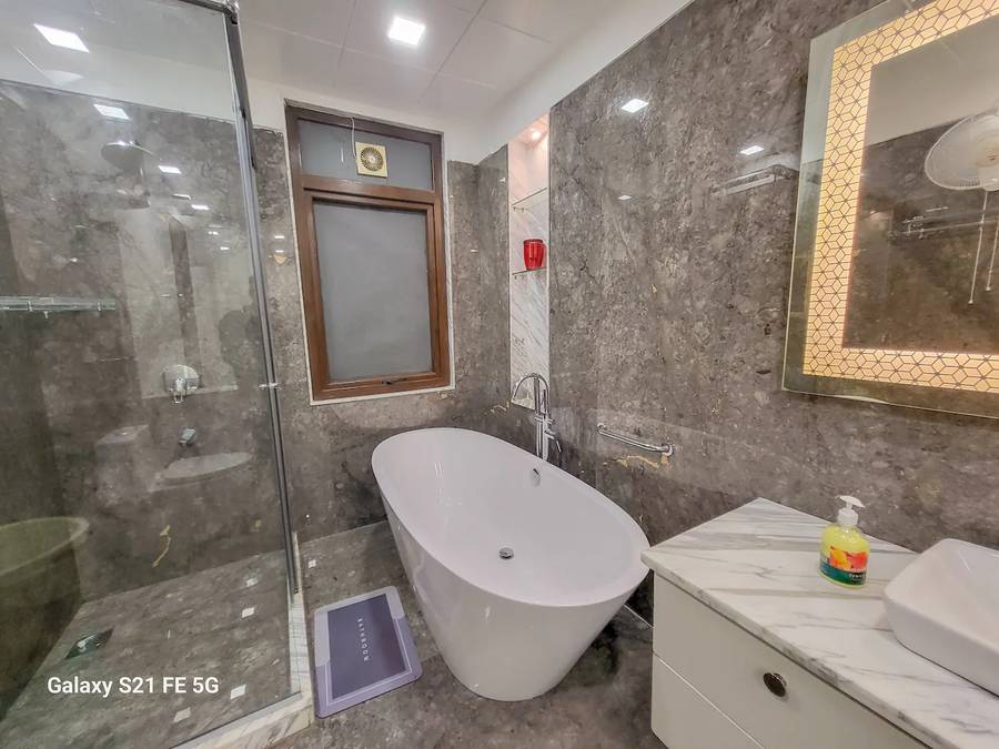 Vacationbuddy Gracious 3 Bhk At Golf Course Road,Dlf Phase 1,3 star