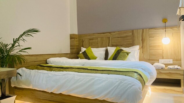 The Lavish Stay,,3 star