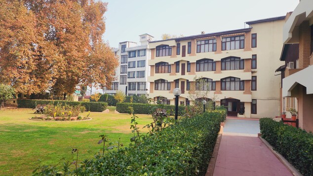 Hotel Nehrus,Boulevard Road,3 star