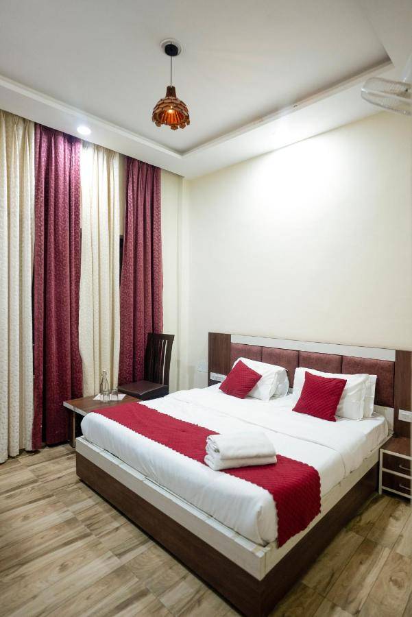 Hotel Dalhousie View,Subhash Chowk,3 star