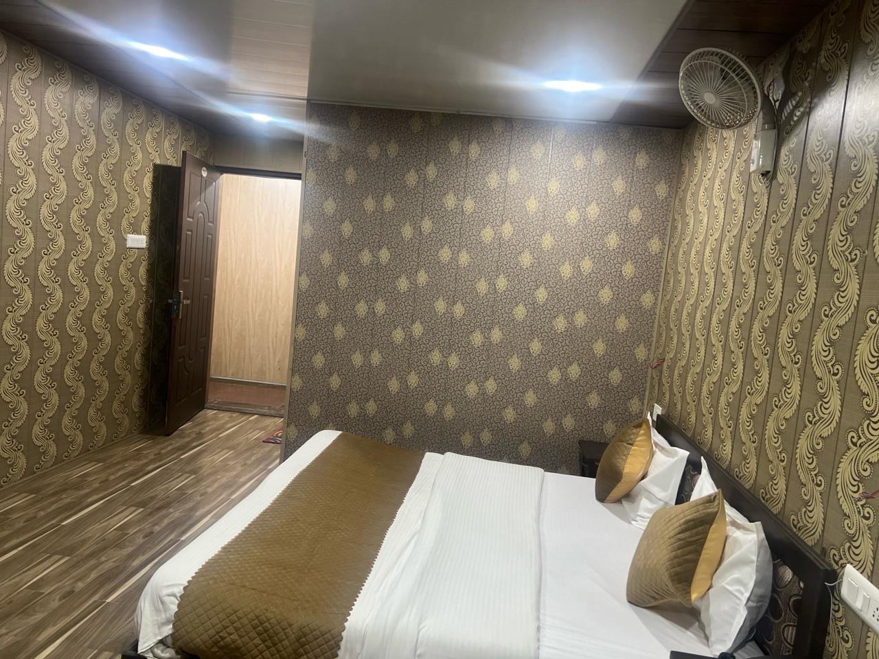 Hotel The Amar Grand,Barlowganj,2 star