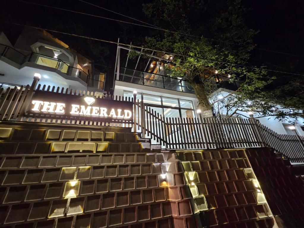 Dls The Emerald,Ayarpatta,4 star