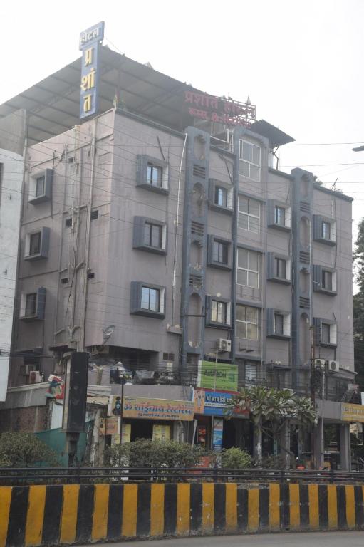 Prashant Hotel,Navlakha,3 star