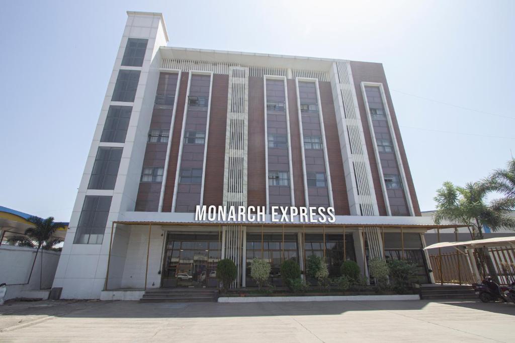 Monarch Express,Erandwane,3 star
