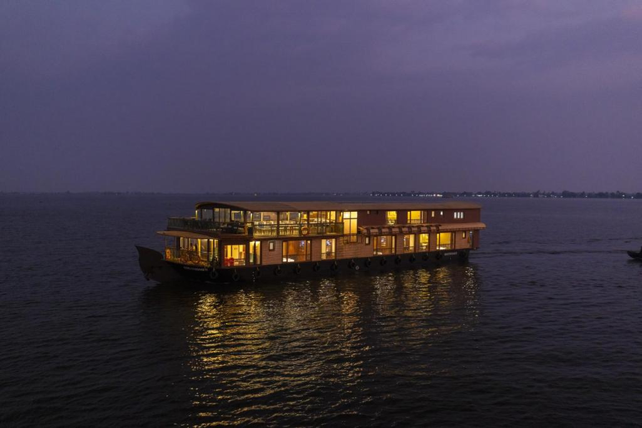 Riverine Kadavil Houseboat,Champakulam>>Alappuzha,3 star