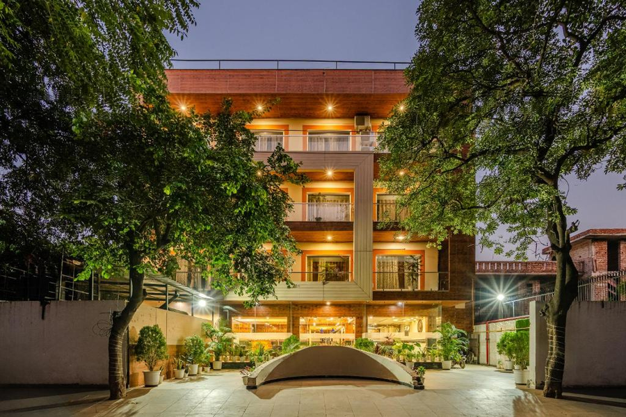 royal residence near 32nd milestone