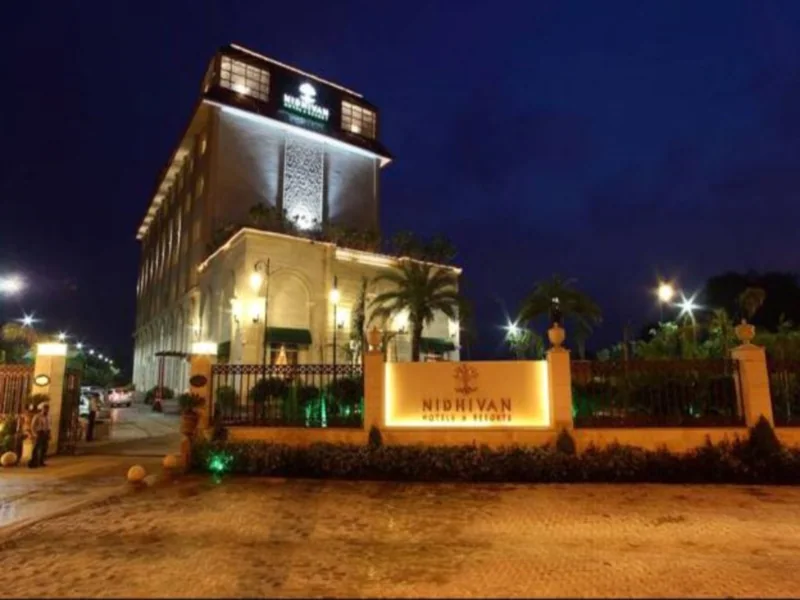 nidhivan sarovar portico
