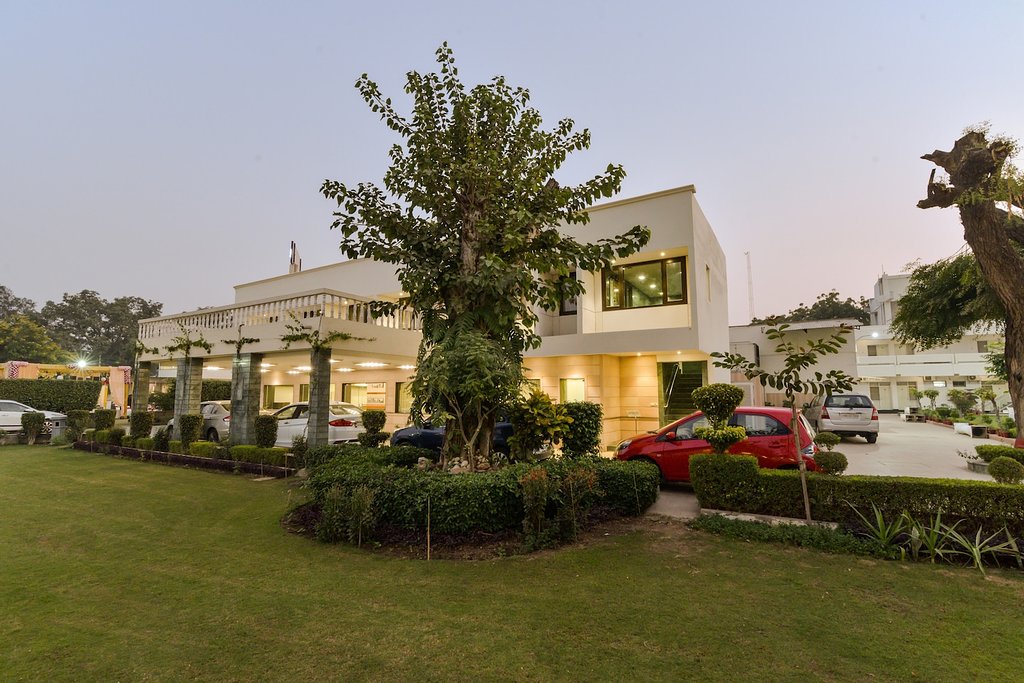 Grand Hotel,Idgah Colony,3 star