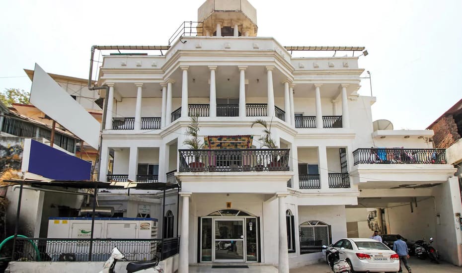 Hotel Regalia,Near Mount Abu Bus Stand,3 star