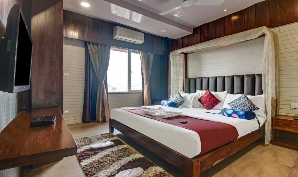 Hotel Shree Daan,3Rd, Floor, Prithvi Corner Vapi Jakat Naka, Valsad Road, Balitha,2 star