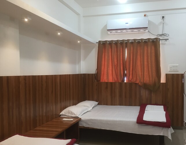 Joshi Yatri Niwas, Narsobawadi,Kudachi>>Kolhapur,3 star