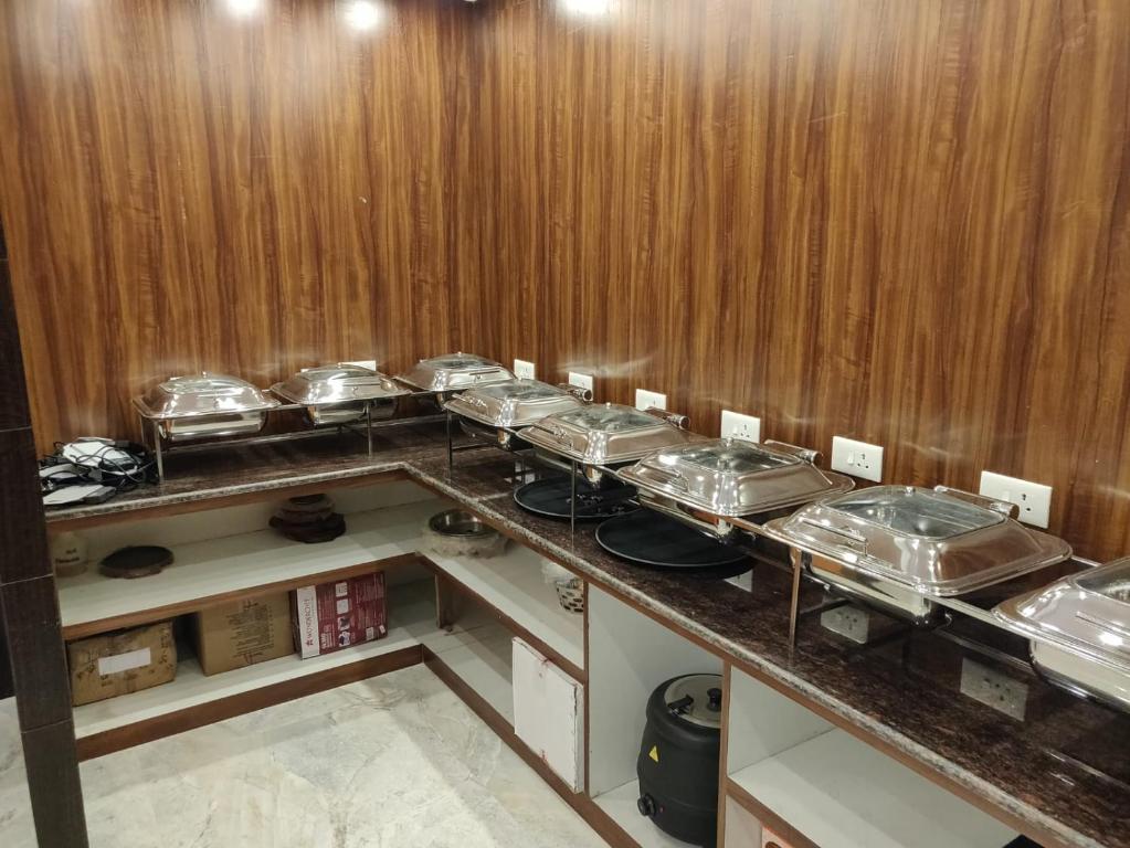 Hotel Red Carpet,Bhathu Basti,3 star