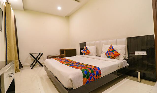 Capital O 70928 Hotel Golden Home,92, Railway Road, Cycle Market, Amritsar, India, 143001,2 star