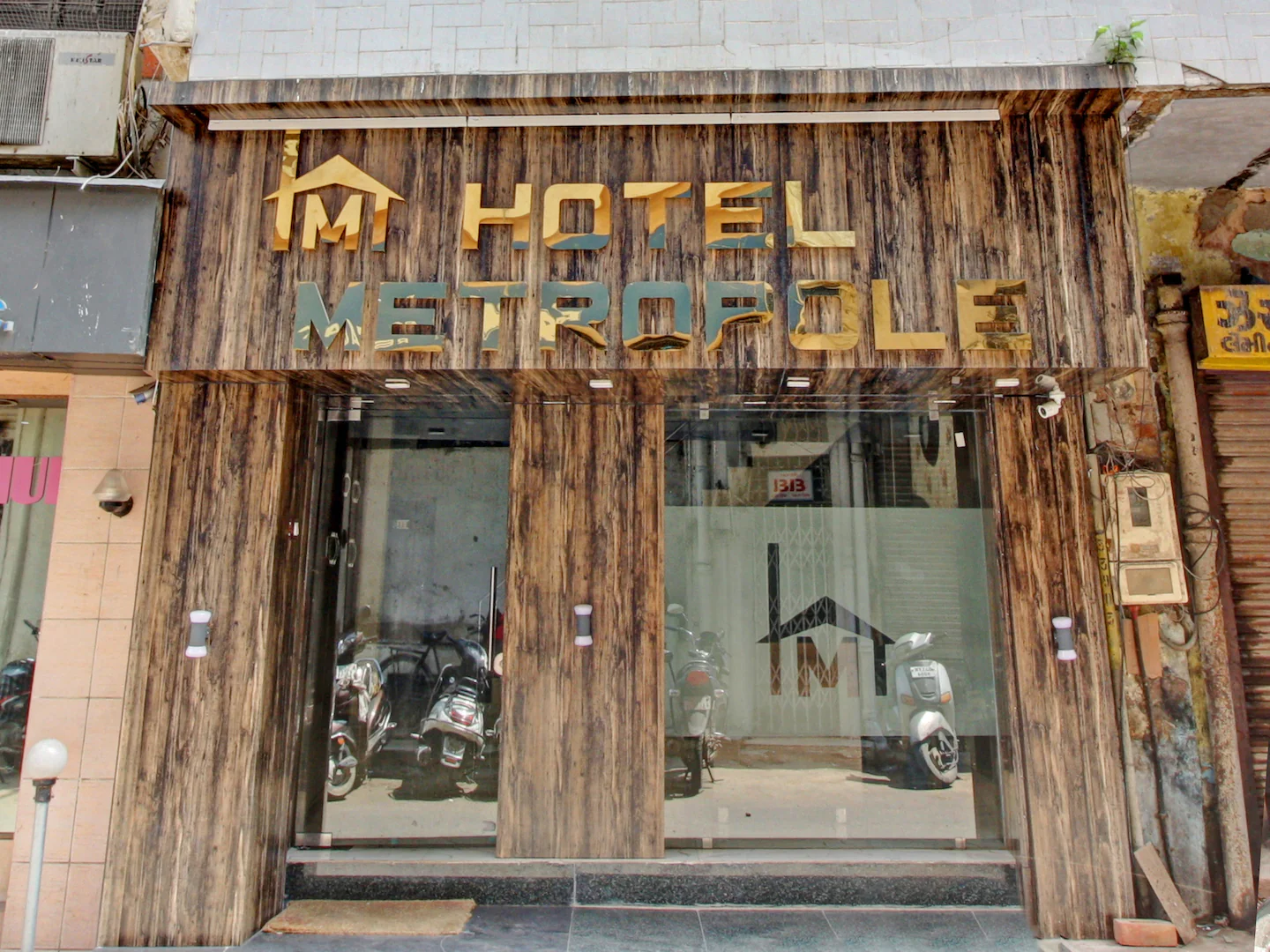 Hotel Metropole,Near Nehru Bridge,2 star