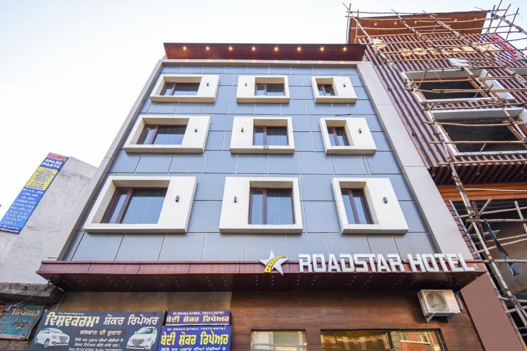 Hotel Roadstar,Near Golden Temple,3 star