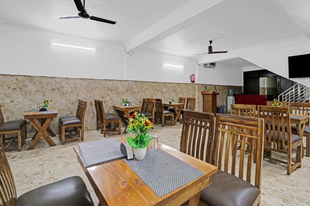 Hotel Bharat Stay,A-6, Vasant Kunj Rd, Near Main Red Light, Block B, Mahipalpur Village, Mahipalpur, New Delhi, Delhi 110037,3 star