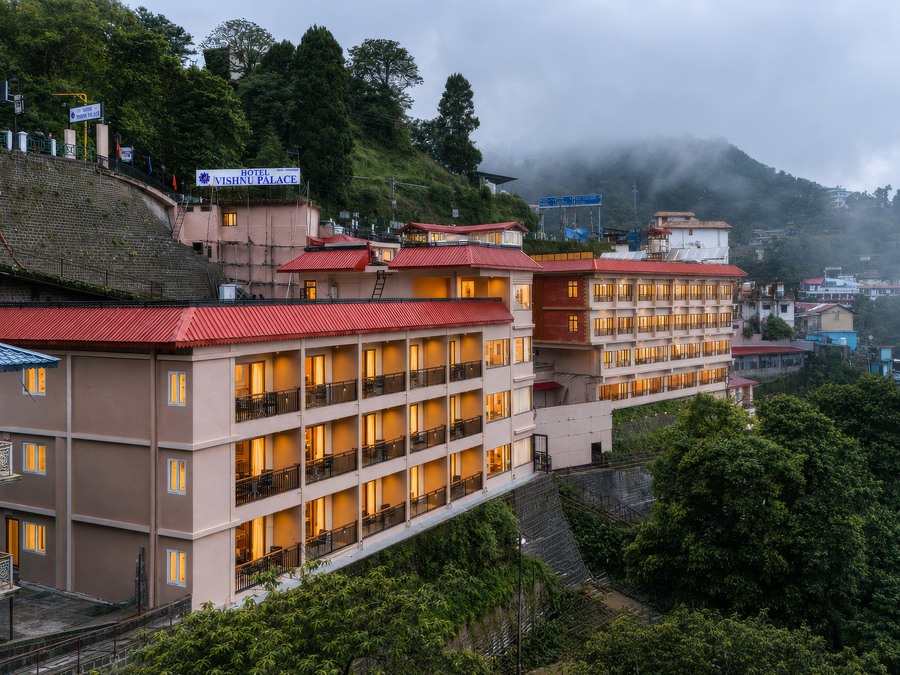 Hotel Vishnu Palace,Gandhi Chowk,3 star