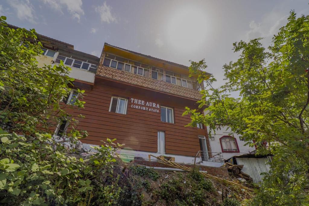 Thee Aura,Mall Rd,3 star