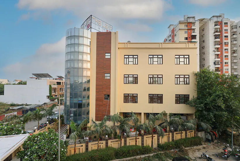 Hotel The Leaf,Gomti Nagar,3 star