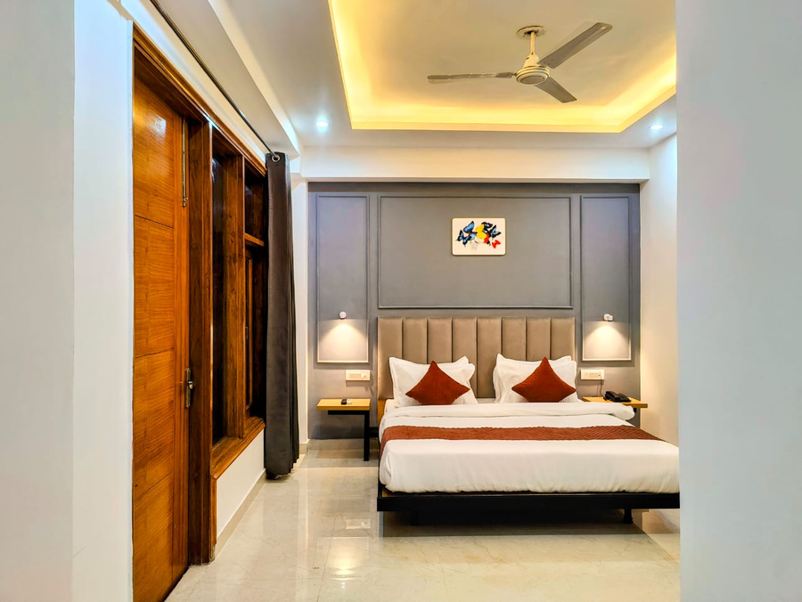 Hotel Mavens White Near Artemis Hospital,Sector 52,3 star