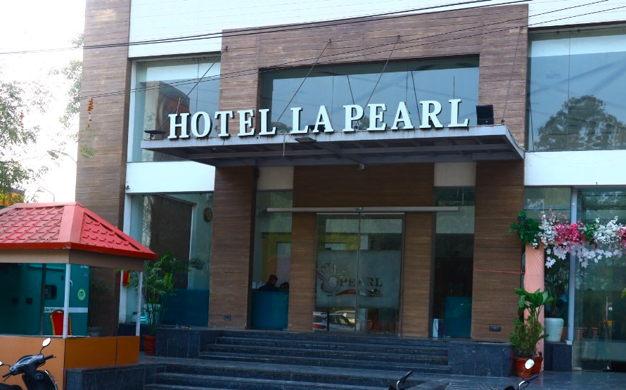 Hotel La Pearl,Narmadapuram Road,3 star