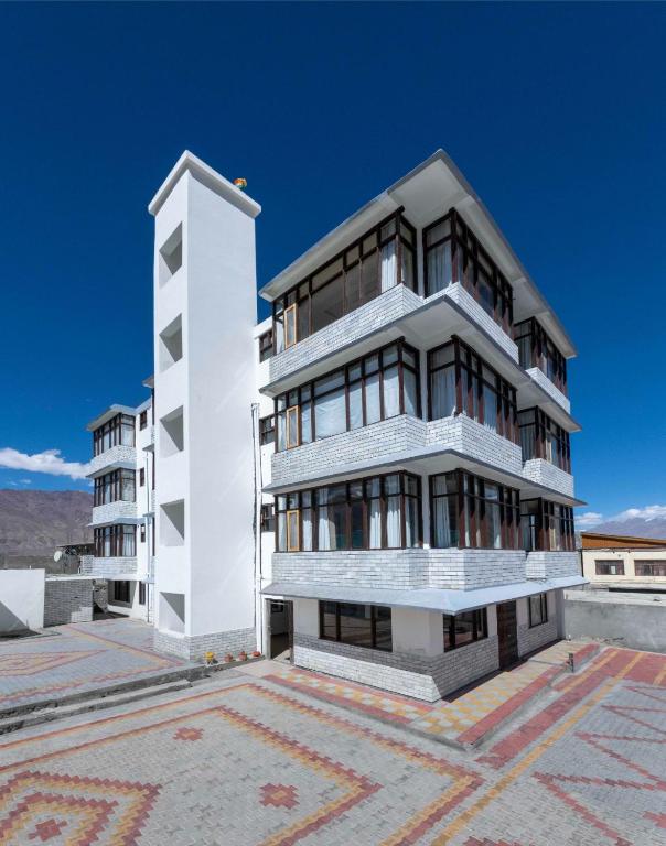 Dee Grand Marq Hotel,Padum Market,3 star