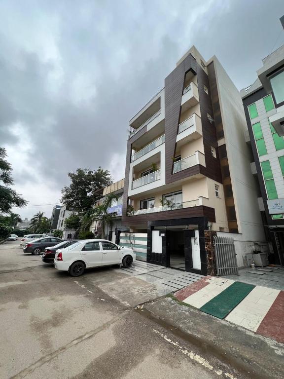 Lime Tree Three Bhk Serviced Apartment Golf Course Extension