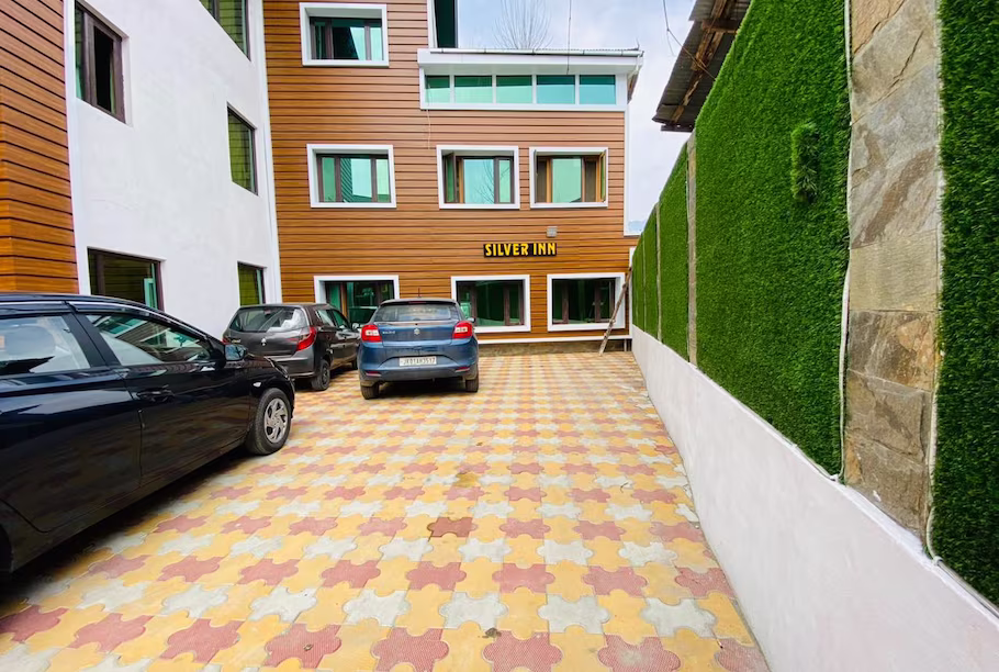 Hotel Silver Inn,Shalimar Bagh,3 star