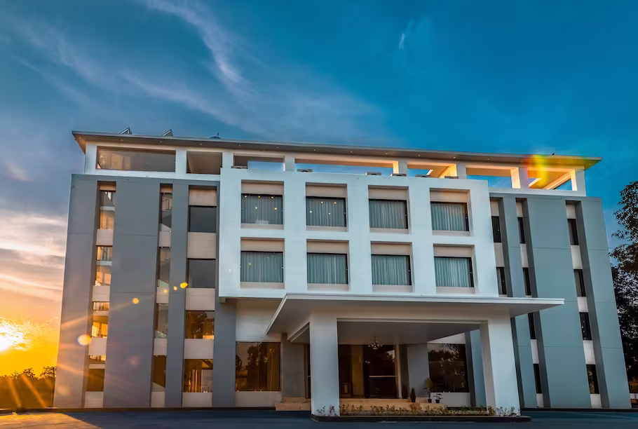 Savitri Resort,Ganahera,4 star