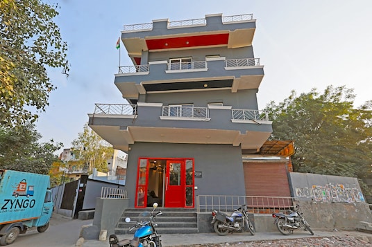 Hotel Yellow Chilli,Shakurpur, New Delhi,3 star